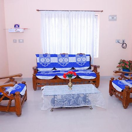 Giri'S Homestay Madikeri Buitenkant foto