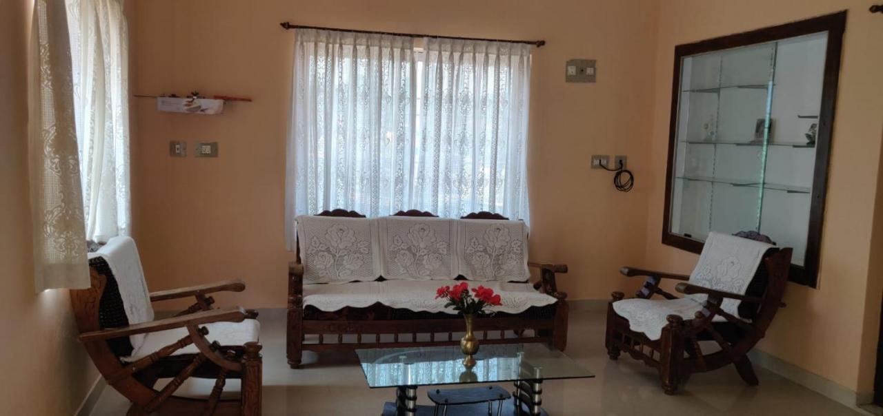 Giri'S Homestay Madikeri Buitenkant foto