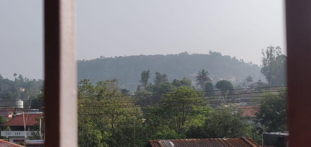 Giri'S Homestay Madikeri Buitenkant foto