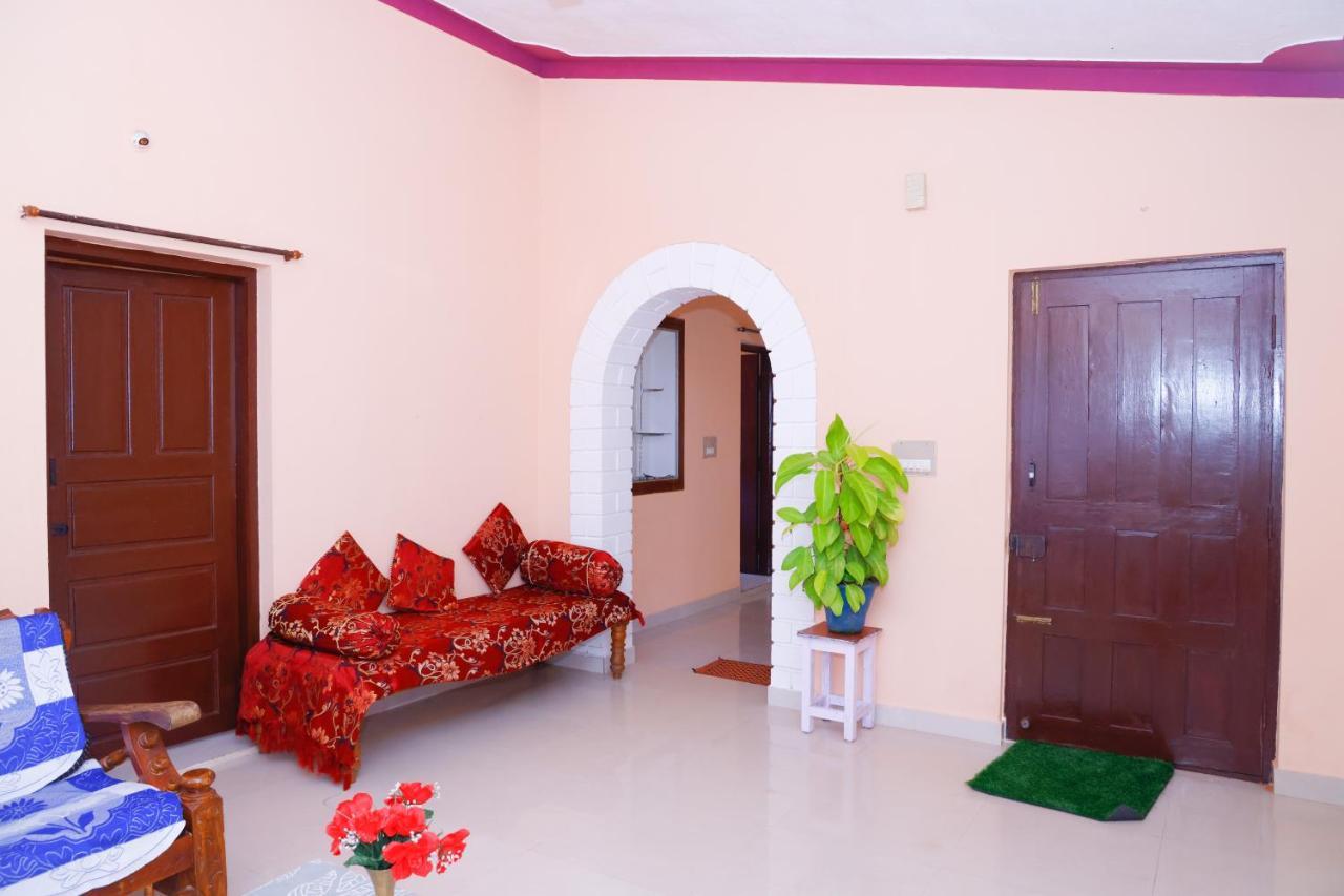 Giri'S Homestay Madikeri Buitenkant foto